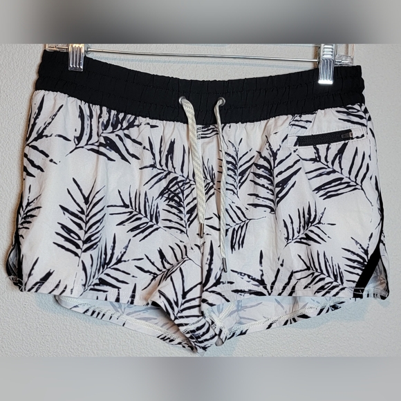 Vuori Clementine Shorts, Floating Palm. Running, Lounge, Comfort, Size M - Picture 2 of 5